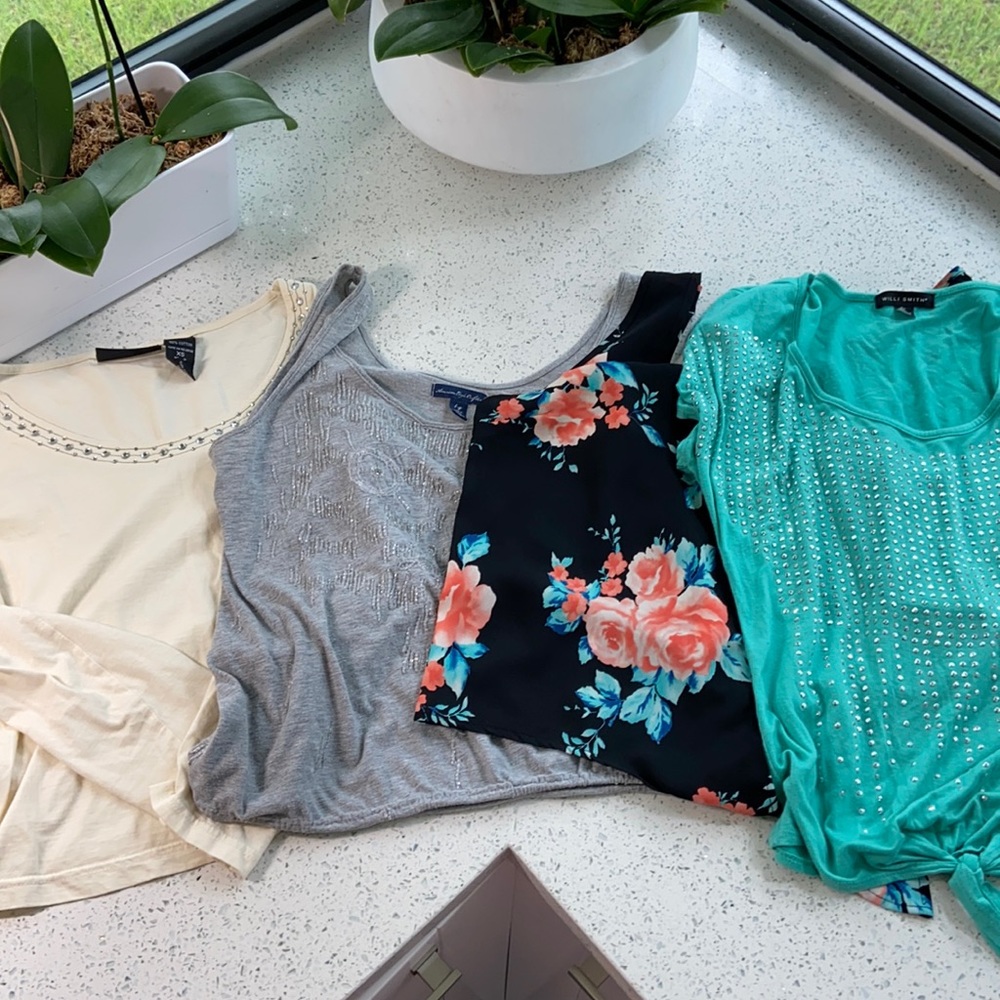 Tees bundle, 4 cute tees sizes XS, S and M, 4 units, no flaws. Lots of life left